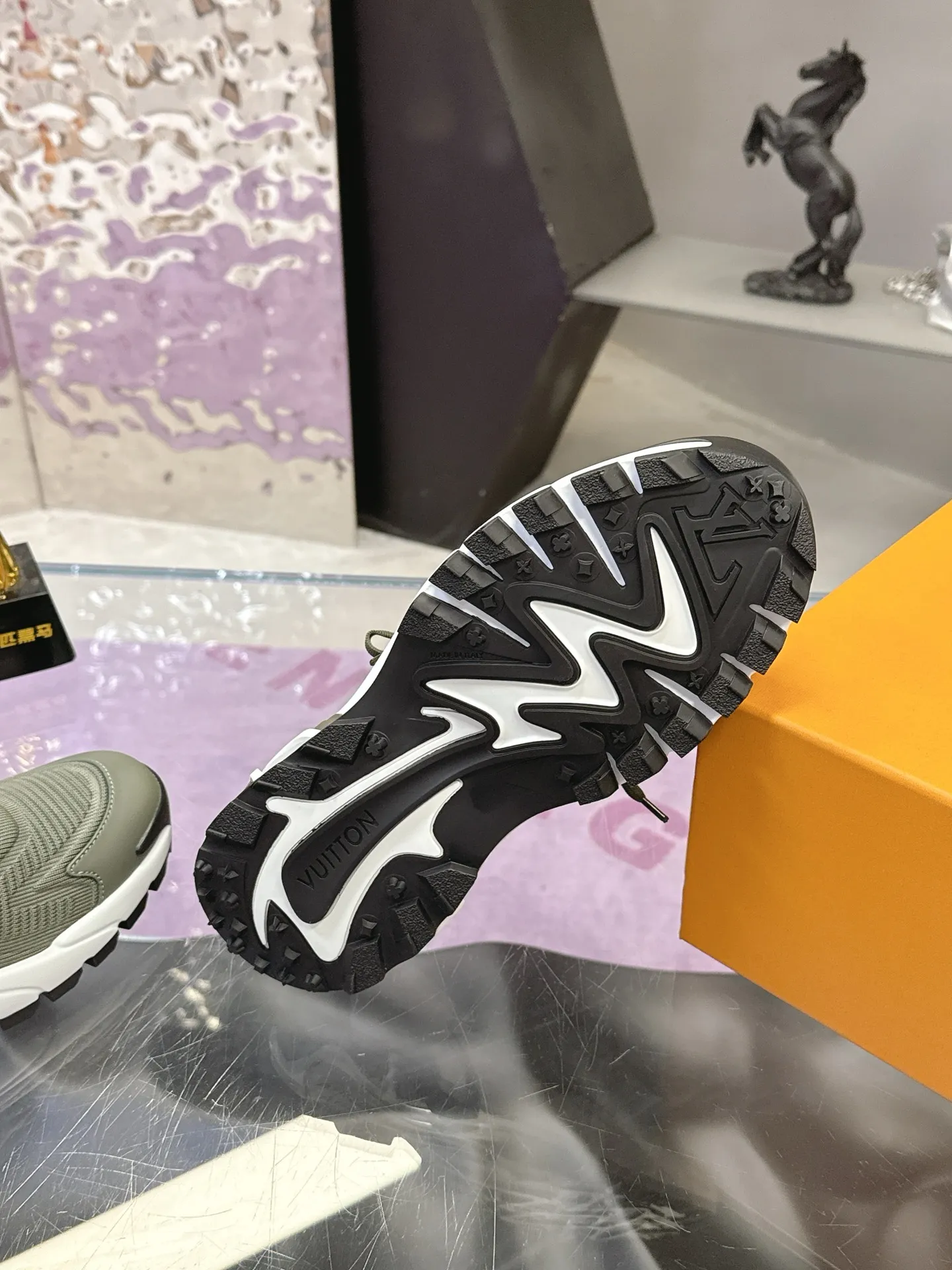 Men's men's shoes: 660💰 LV Louis Vuitton L Jialu brand Runner Tatic series thick-soled casual sports shoes running shoes original purchase development and production This LV Runner Tatic sports shoe is blended with fly woven fabric material to interpret the inspiration of traditional mountaineering shoes. The LV letters are written on one side, the Louis Vuitton logo, and the light and wear-resistant rubber outsole complete the whole package. The delivery counter is exquisitely packaged🛍📦 ▪️Fabrics: Original imported custom fly-knit fabric ▪️Inner lining: Original custom-made breathable mesh ▪️Sole: Original molded anti-slip rubber combination material ▪️Sole thickness: 4CM ▪️Size: Men's 39-45